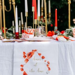CHEMIN DE TABLE POPPY LOVE COQUELICOT ROUGE AQUARELLE ET OR 5 M X 28 CM