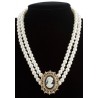 COLLIER DE PERLES BLANCHES RAS DE COU  AVEC CAME ROCOCO BAROQUE